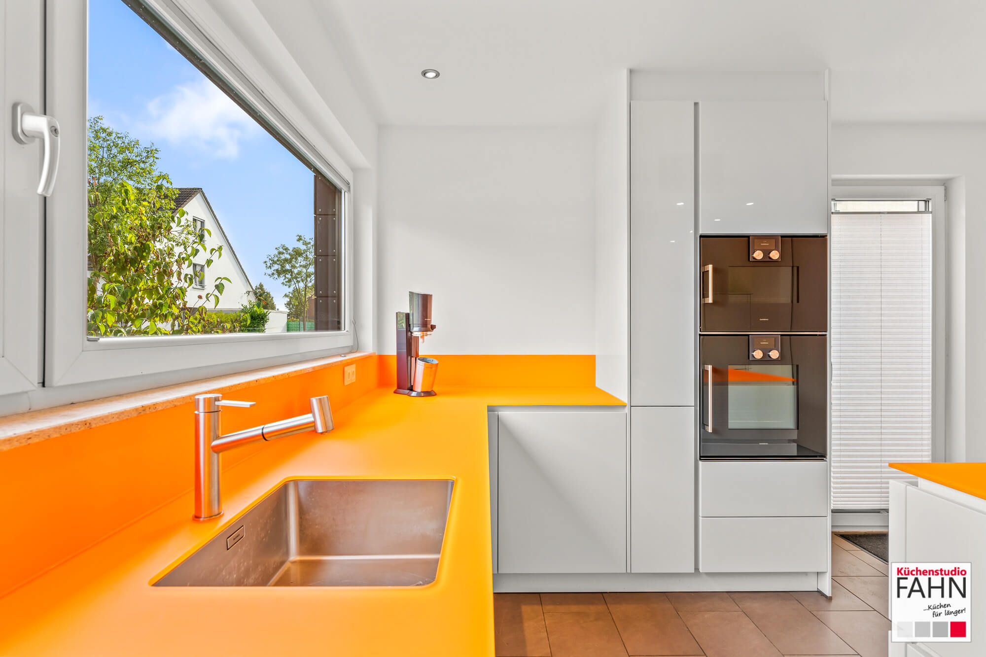 Häcker Designküche Glas Orange grifflos