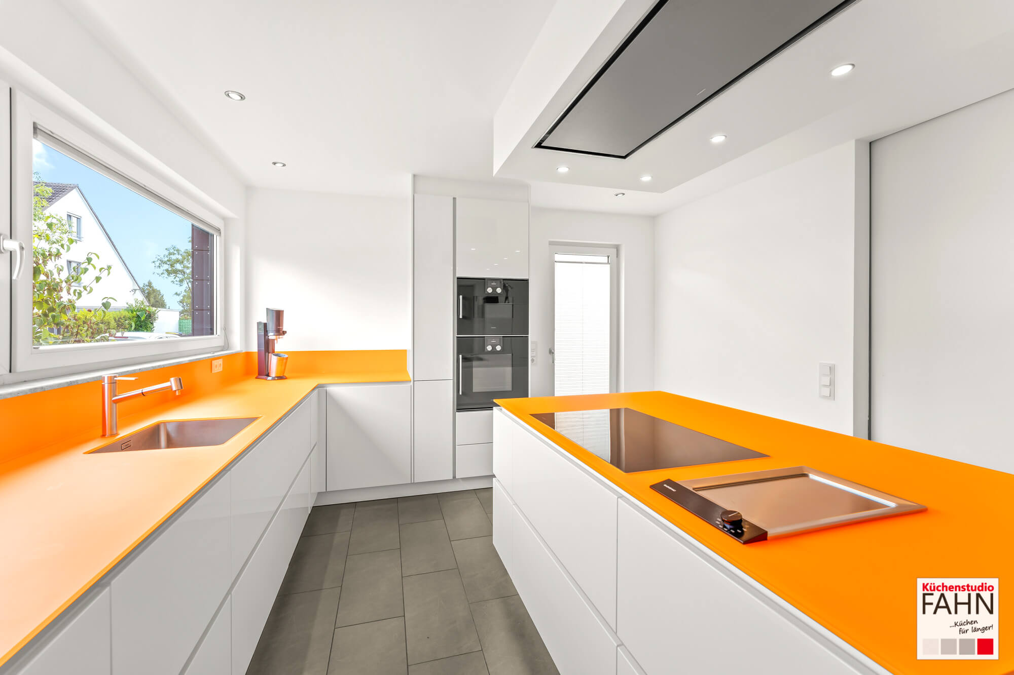 Häcker Designküche U-Form mit Arbeitsplatte Orange