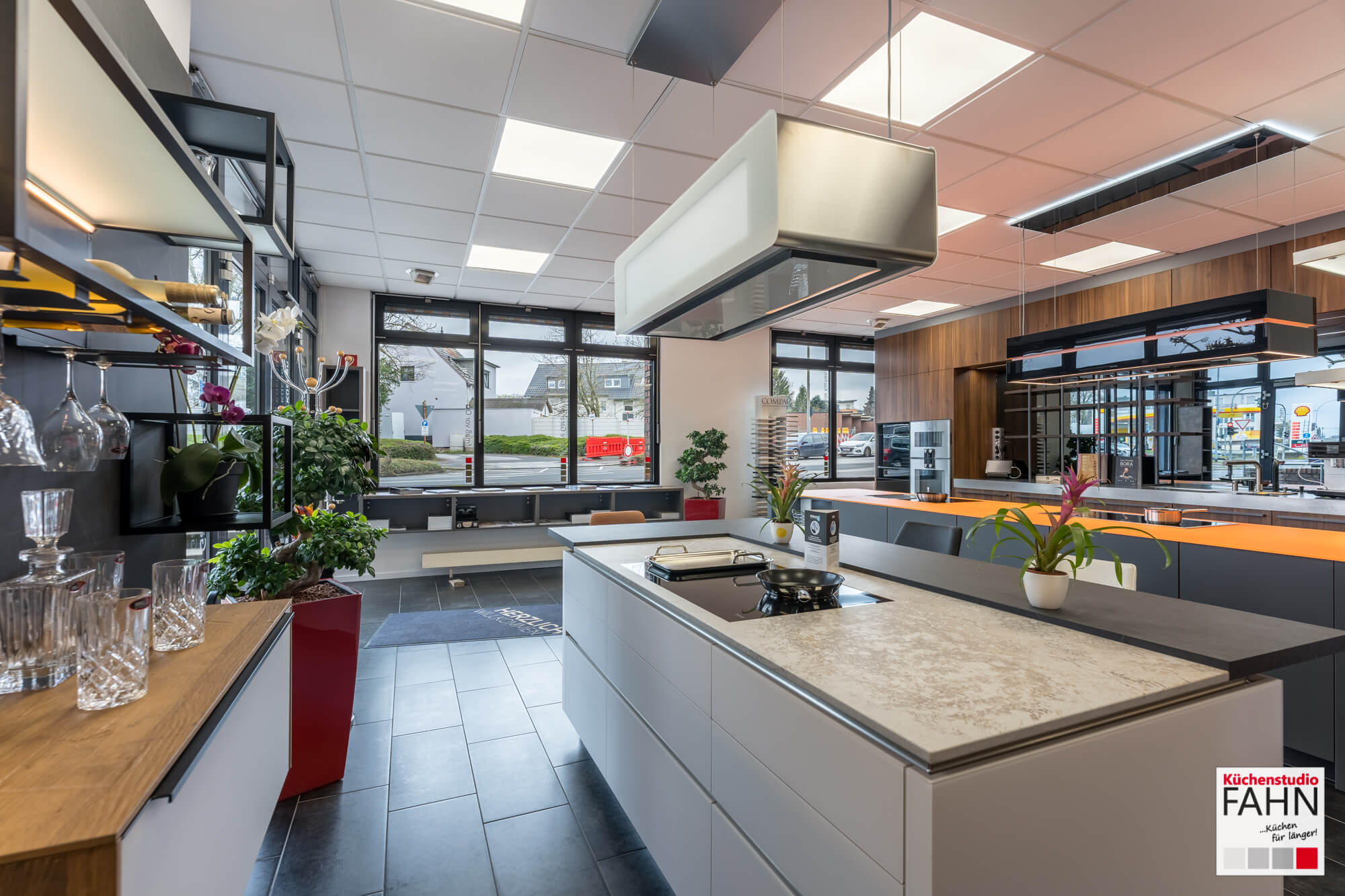 Häcker Designküche mit Kücheninsel grifflos und E-Geräten